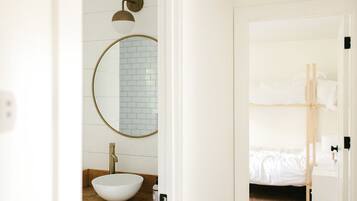 Kombination af bruser/badekar, hårtørrer, håndklæder, Sæbe