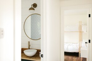 Combined shower/bathtub, hair dryer, towels, soap - Among the Trees, Minutes from Liberty Mtn. Resort and 10 Miles from Gettysburg (Fairfield)