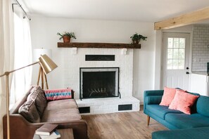 Smart TV, fireplace, DVD player, books - Among the Trees, Minutes from Liberty Mtn. Resort and 10 Miles from Gettysburg (Fairfield)