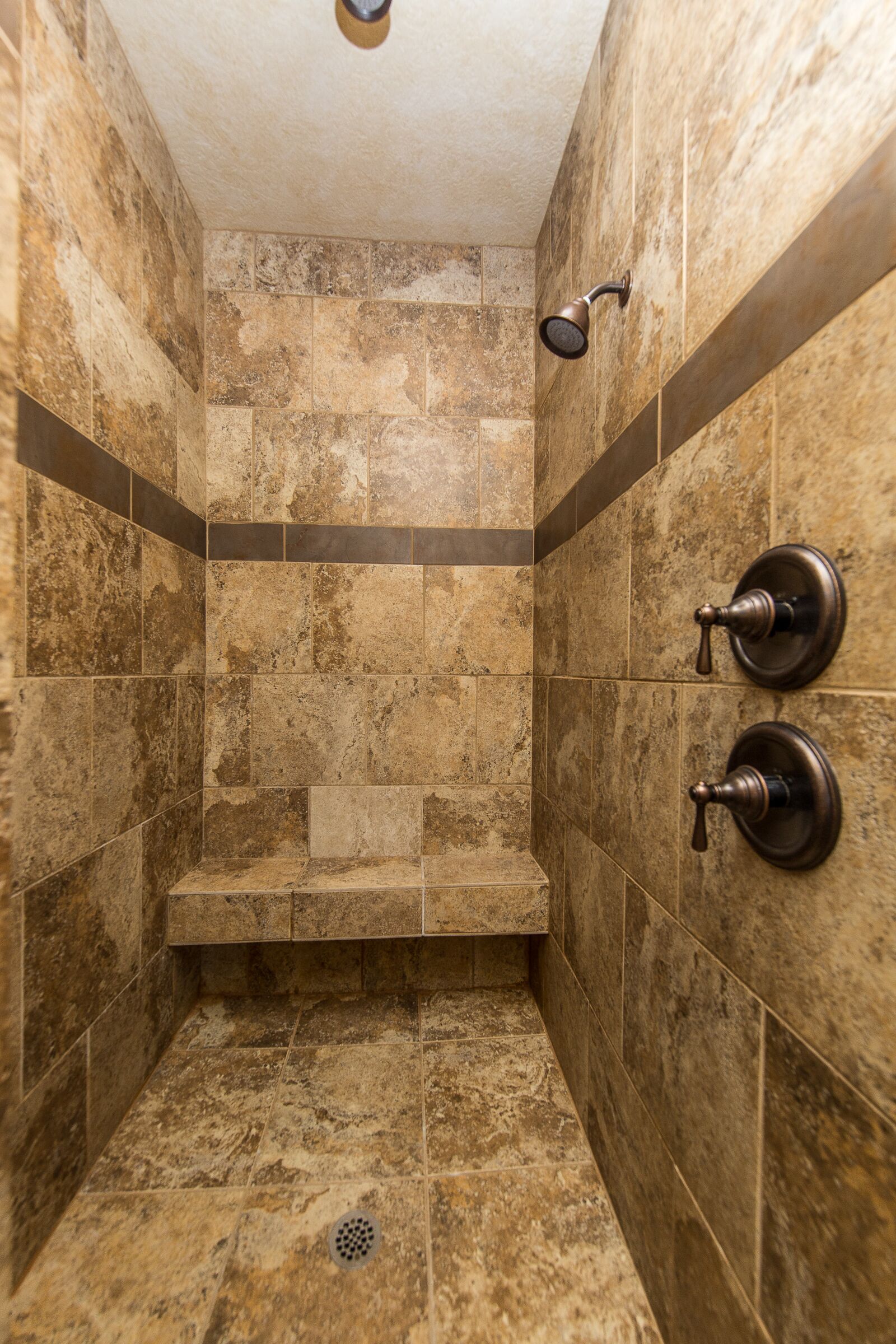 Combined shower/tub, jetted tub, hair dryer, towels