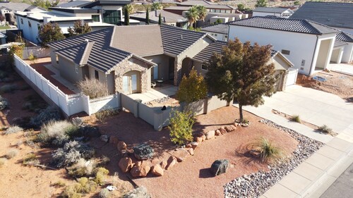 Private, spacious, fenced luxury near Zion Nat'l Park and Sand Hollow Reservoir