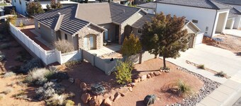 Private, spacious, fenced luxury near Zion Nat'l Park and Sand Hollow Reservoir