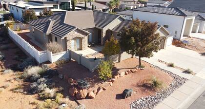 Private, spacious, fenced luxury near Zion Nat'l Park and Sand Hollow Reservoir