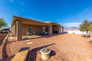 Terrace/patio - Private, spacious, fenced luxury, near Zion Nat'l Park and Sand Hollow Reservoir (Hurricane)