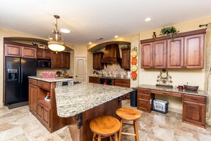Fridge, microwave, oven, stovetop - Private, spacious, fenced luxury, near Zion Nat'l Park and Sand Hollow Reservoir (Hurricane)