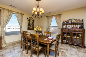 Dining - Private, spacious, fenced luxury, near Zion Nat'l Park and Sand Hollow Reservoir (Hurricane)
