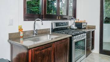 Refrigerador, horno, placa de cocina, cafetera/tetera