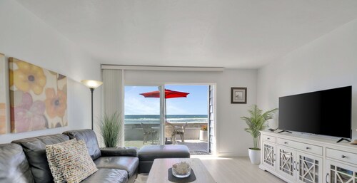 Newly Remodeled! Oceanfront Mission Beach Condo Sleeps 6 with Incredible Views!