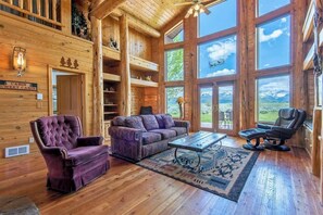 Televisión, chimenea y oficina