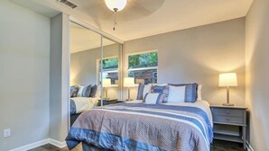 Una camera da letto con un letto grande, due comodini e uno specchio.