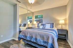 4 slaapkamers, een strijkplank/strijkijzer, reisbedje, wifi