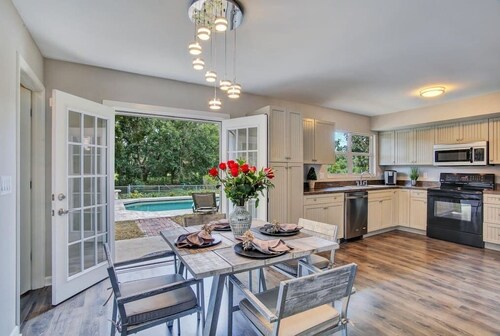 Lakefront Villa with Heated pool and Spa