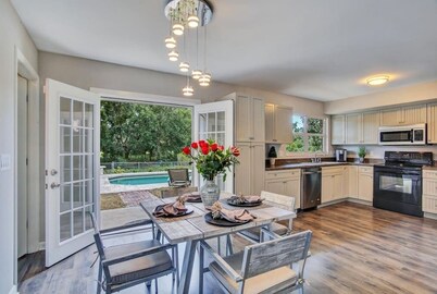 Lakefront Villa with Heated pool and Spa