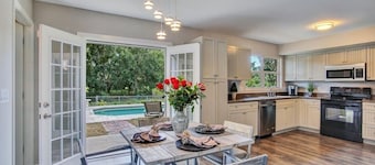 新着!!!  Lakefront POOL / HOT TUB Home!  ハードロック、ブッシュガーデンなどに近接