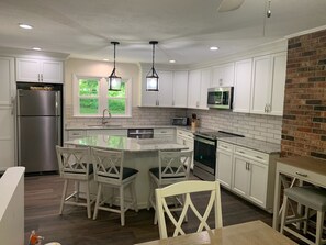 Kylskåp, mikrovågsugn, ugn och spishäll