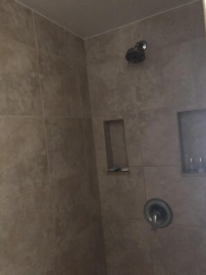 Douche, sèche-cheveux, serviettes fournies, savon