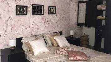 Deluxe Apartment, 3 Bedrooms | 3 bedrooms, desk, free WiFi, bed sheets