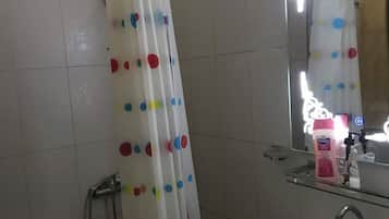 Deluxe Apartment, 3 Bedrooms | Bathroom | Free toiletries, hair dryer, towels