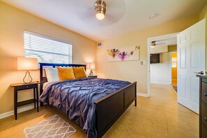 1 slaapkamer, een bureau, een strijkplank/strijkijzer, reisbedje