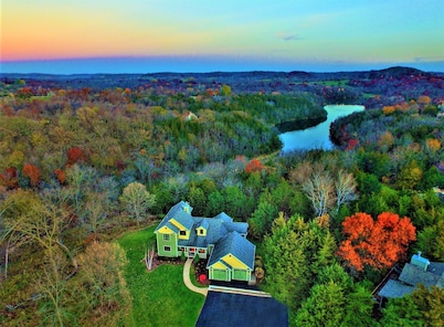Escape! Hot Tub, Fire Pit, 3 Decks, WiFi, Pool Table