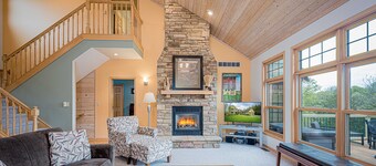 Escape! Hot Tub, Fire Pit, 3 Decks, WiFi, Pool Table