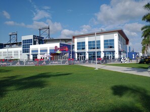 Uno stadio con un cartello ben visibile dei 'Braves', un 'Team Store' e una zona 'VIP'.