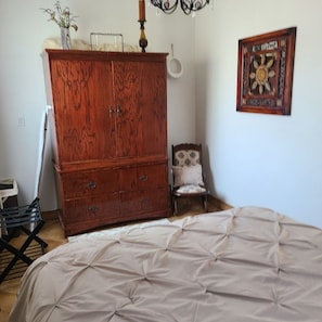1 bedroom, iron/ironing board, free WiFi, bed sheets - Charming three room casita in the heart of Los Ranchos de ABQ - Pets Welcome (Los Ranchos De Albuquerque)