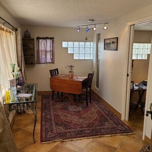 Dining - Charming three room casita in the heart of Los Ranchos de ABQ - Pets Welcome (Los Ranchos De Albuquerque)