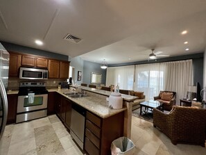 Fridge, microwave, oven, stovetop - Charming sunset ocean view unit (La Paz)