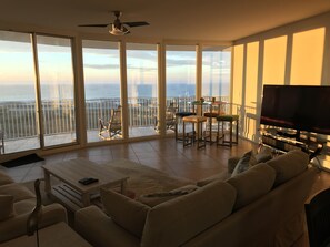 Smart TV, lettore DVD, libri, videoteca