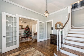 Interior - Gorman House-As Seen On HGTV's Fixer Upper Silos Downtown Baylor McLane Stadium (Waco)