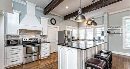 Gorman House-As Seen On HGTV's Fixer Upper Silos Downtown Baylor McLane Stadium