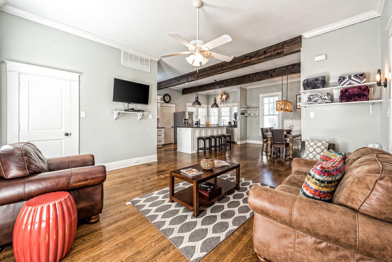 Televisor intel·ligent, llar de foc, llibres i pantalles d'ordinador 