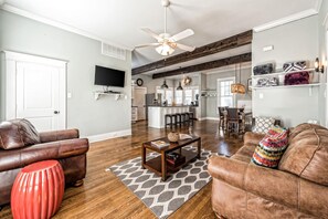 Smart TV, fireplace, books, computer monitors - Gorman House-As Seen On HGTV's Fixer Upper Silos Downtown Baylor McLane Stadium (Waco)