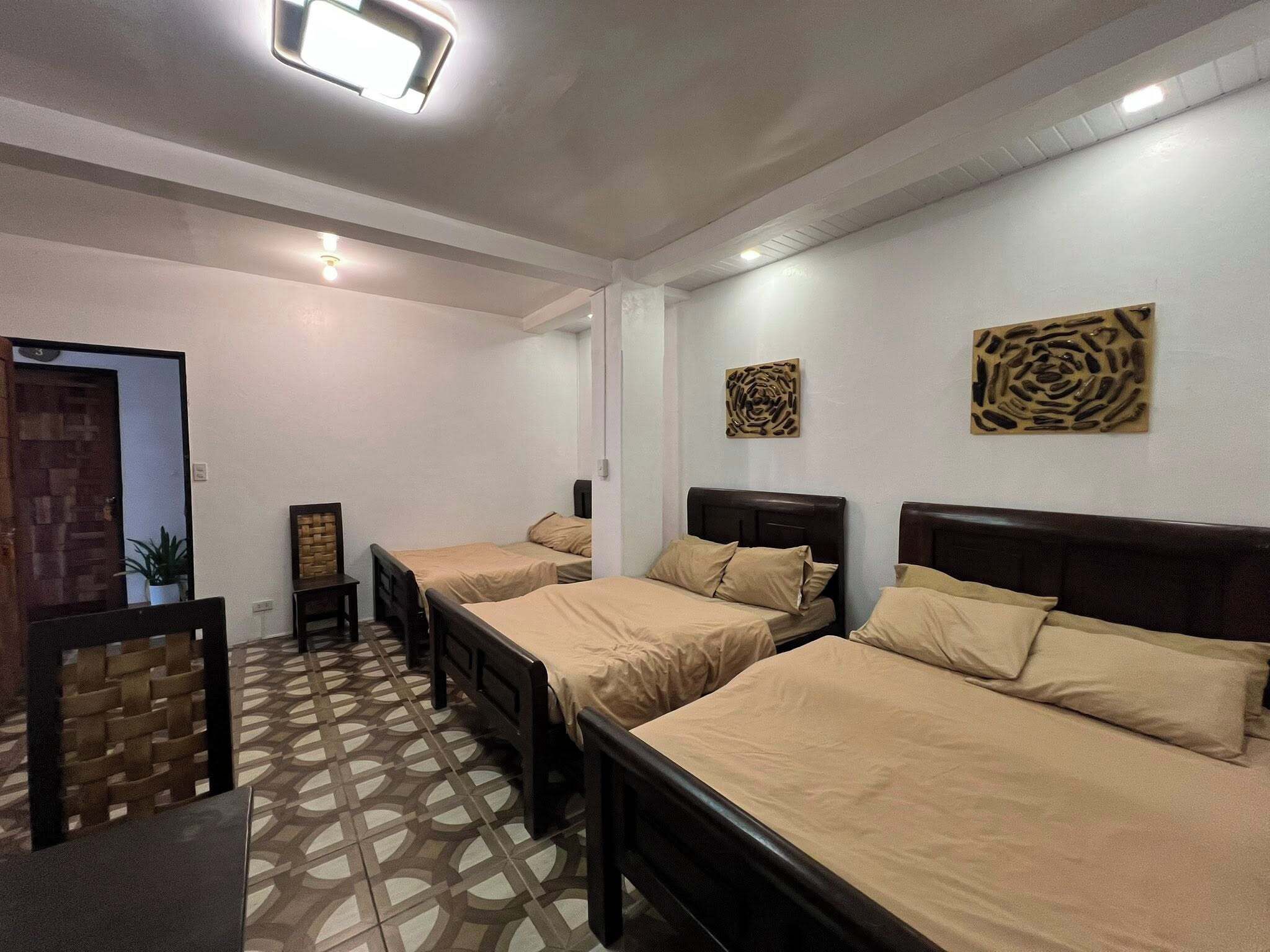 Habitación familiar, varias camas, baño privado | Ropa de cama 