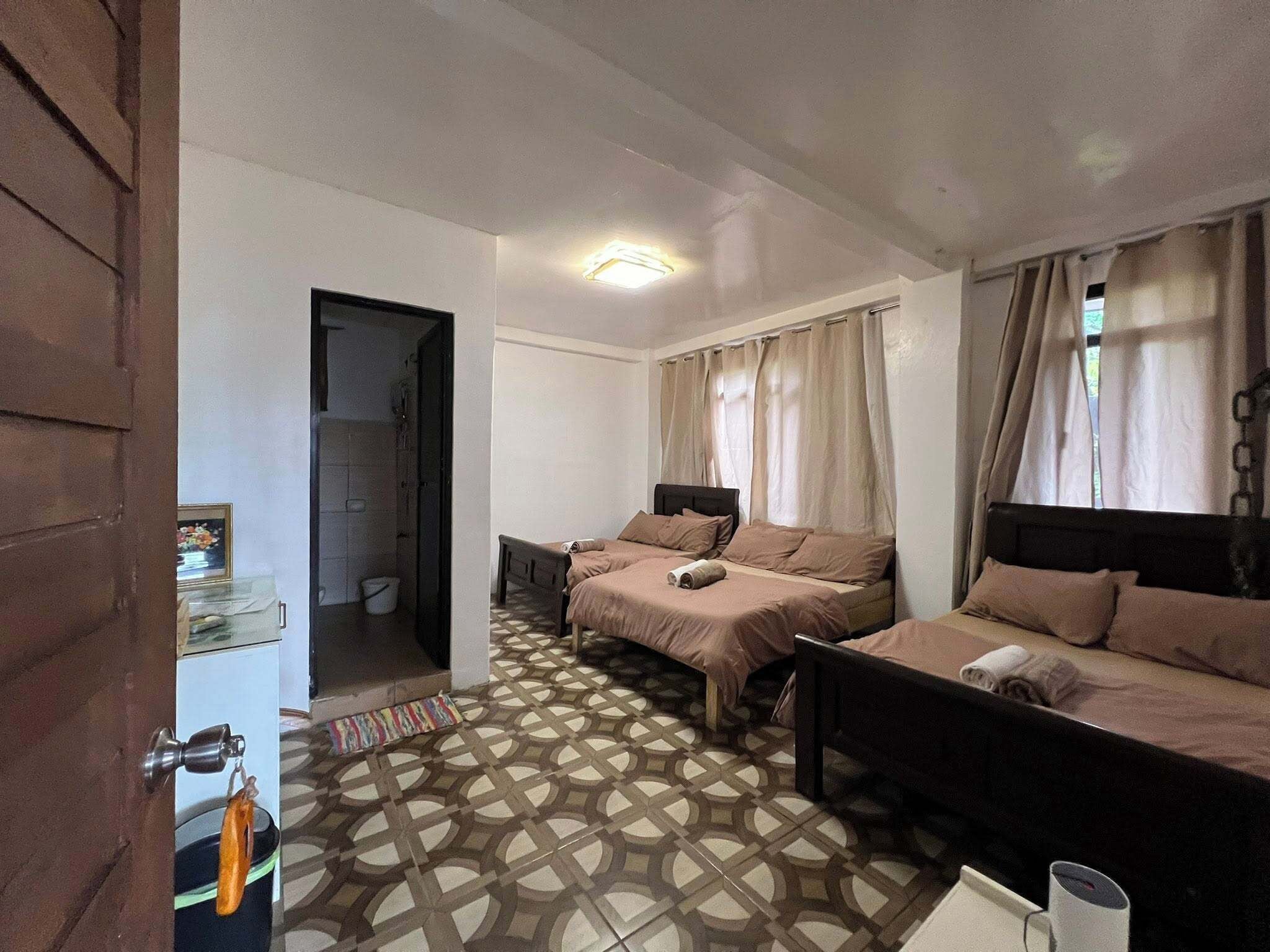 Habitación familiar, varias camas, baño privado | Ropa de cama 