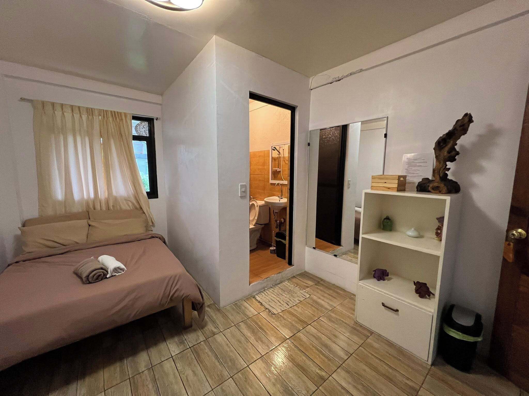 Quarto casal básico | Banheiro | Chuveiro, produtos de toalete grátis, bidê, toalhas de banho