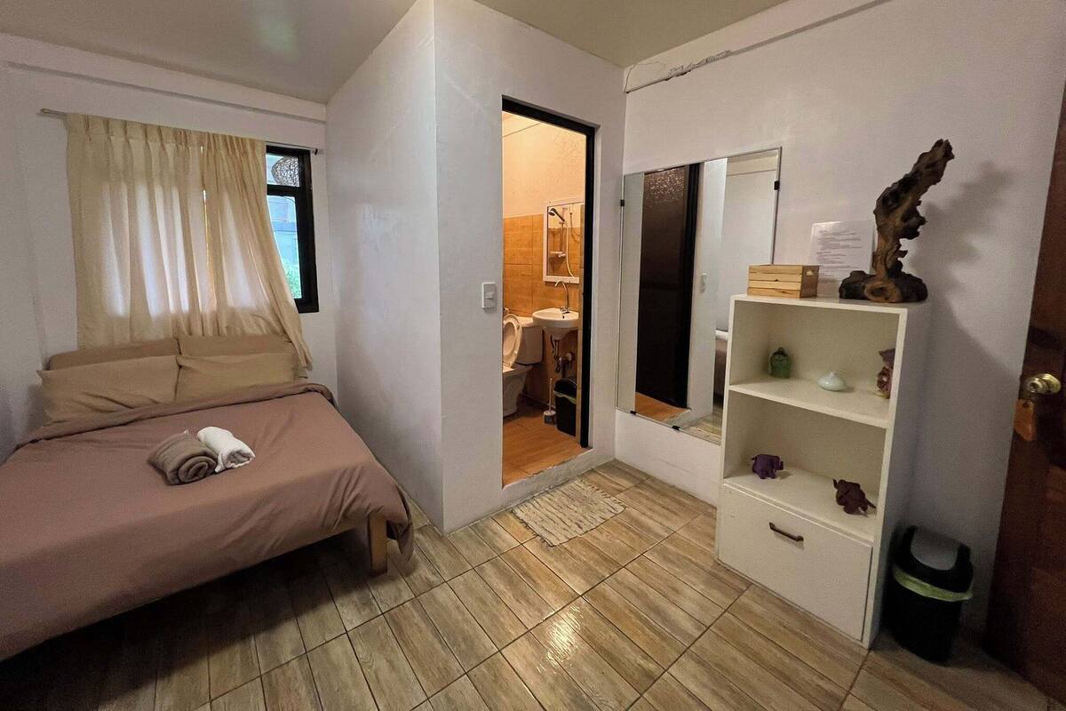 Quarto casal básico | Banheiro | Chuveiro, produtos de toalete grátis, bidê, toalhas de banho