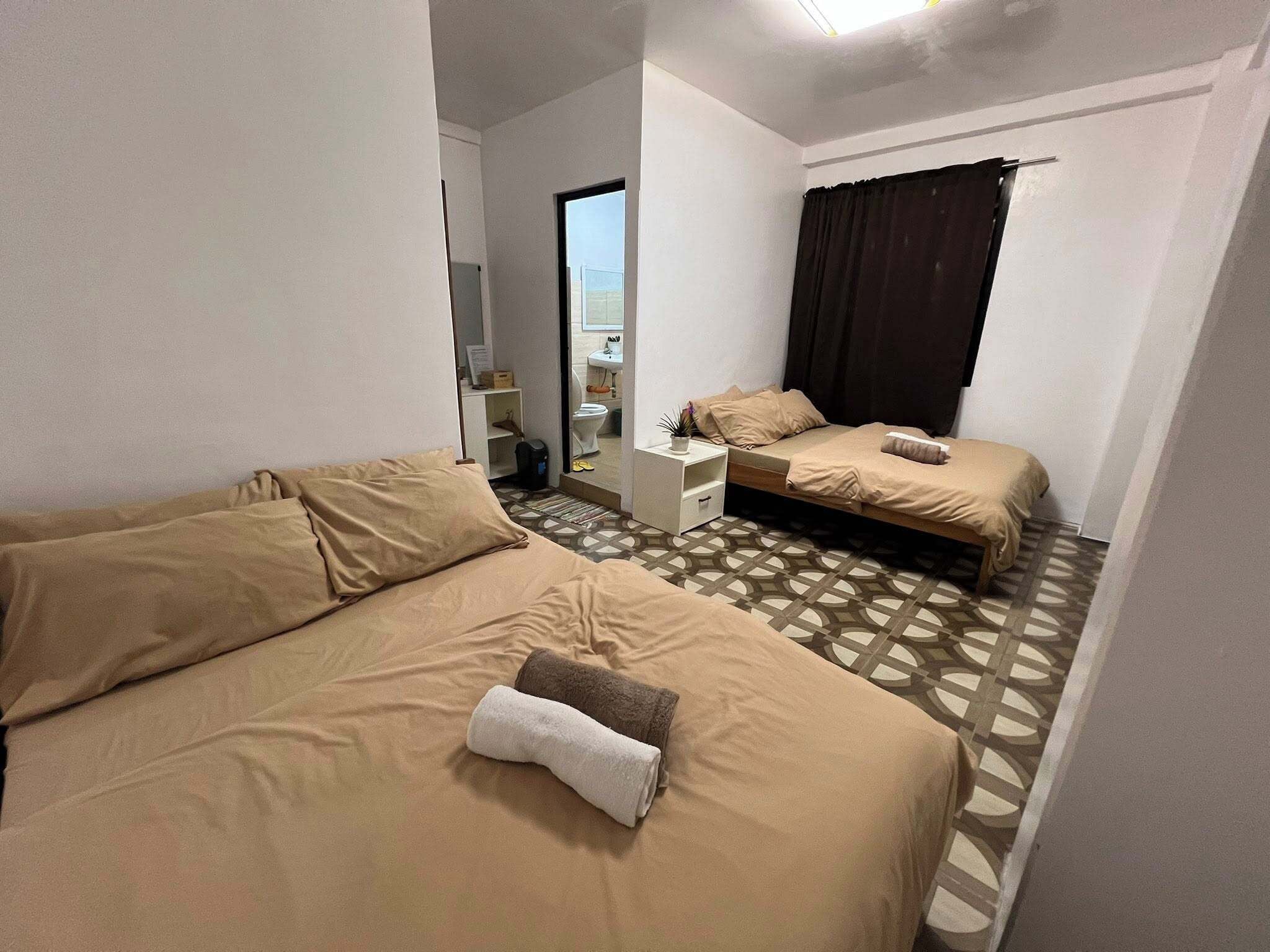 Quarto quádruplo básico | Roupa de cama