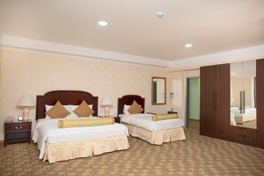 Escritorio, cortinas blackout y wifi gratis 