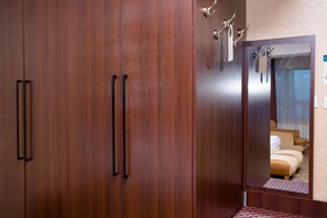 Escritorio, cortinas blackout y wifi gratis 