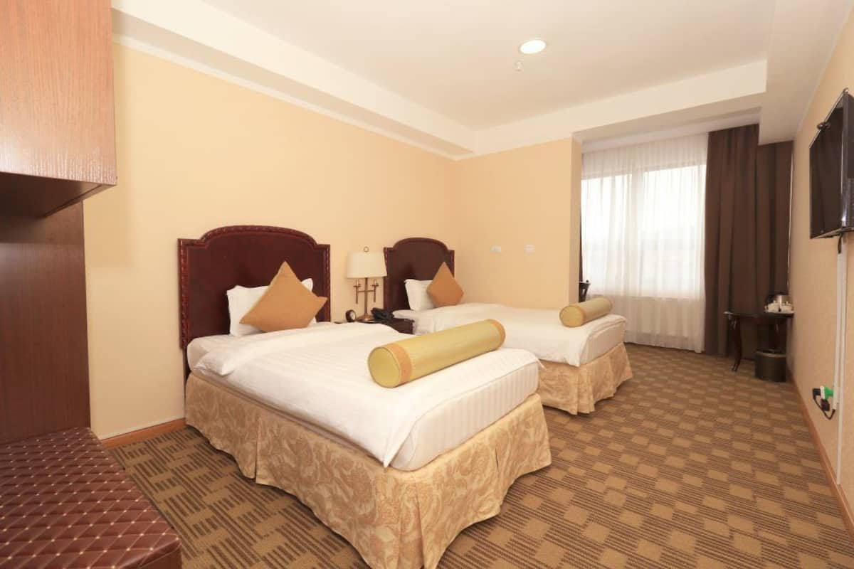 Standard Twin Room | Desk, blackout drapes, WiFi (free)