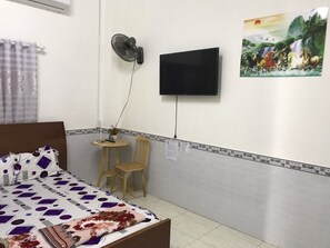 Habitació doble per a ús individual econòmica | Escriptori, espai de treball apte per a portàtils i cortines opaques 