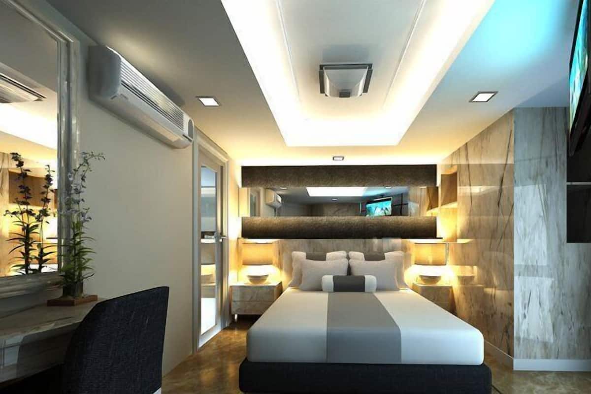 Superior Double Room | Minibar, in-room safe, desk, blackout drapes