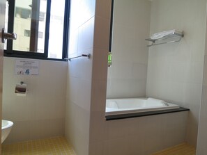 Deluxe Double Room, 1 Double Bed, Non Smoking | Bathroom | Hair dryer, slippers, towels, shampoo - Tan Hui Hotel (Yuchi)