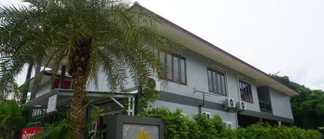 Vista frontal de la propiedad