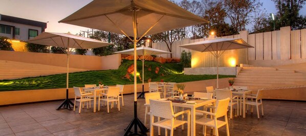 Indoor pool - Oasis Hotel (Mysore)