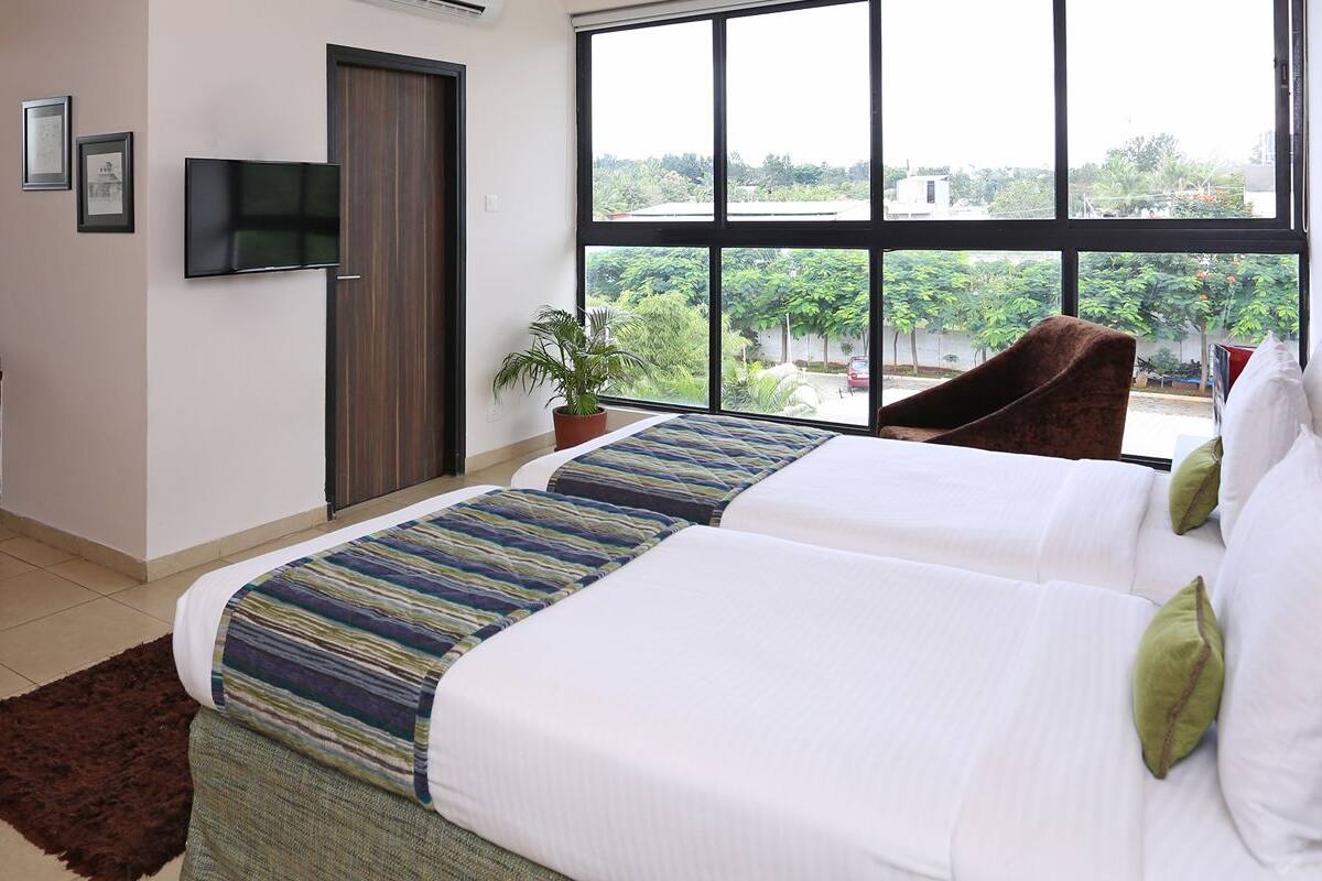 Club Room, 1 King Bed, Accessible, Non Smoking | Rollaway beds (surcharge)