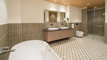 Shower, rainfall showerhead, free toiletries, hair dryer