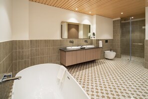 Douche, douche à « effet pluie », articles de toilette gratuits